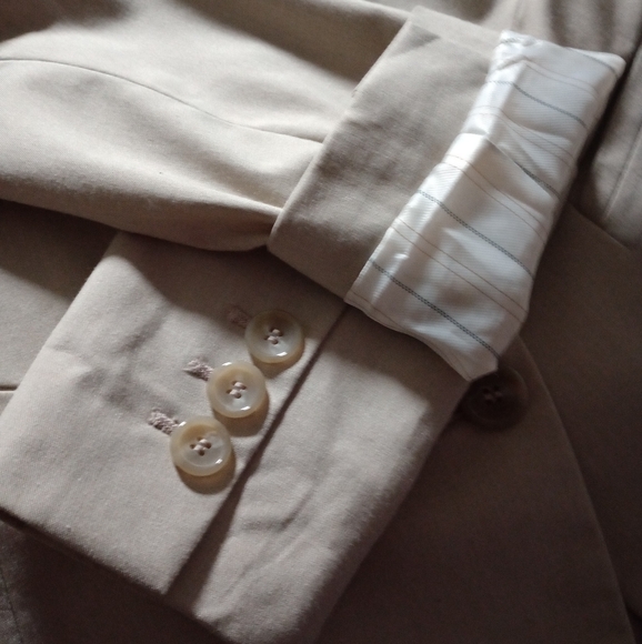 The Limited Collection ClassiBeige Blazer Size 4 Fully Lined Like New Condition - Picture 6 of 6